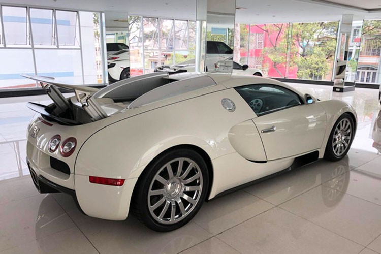 Bugatti Veyron gan 50 ty cua “QUA” Vu xuat hien tai showroom ban xe-Hinh-9