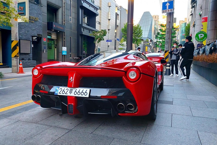 Cap doi Ferrari LaFerrari Aperta sieu hiem cua dai gia Han Quoc-Hinh-3