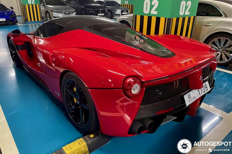 Cap doi Ferrari LaFerrari Aperta sieu hiem cua dai gia Han Quoc-Hinh-4