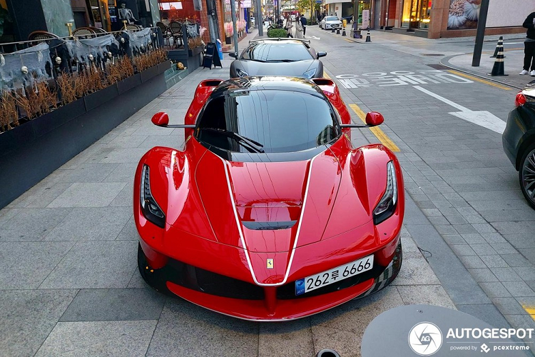 Cap doi Ferrari LaFerrari Aperta sieu hiem cua dai gia Han Quoc