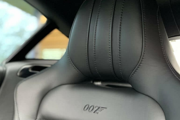 Aston Martin Vantage 007 Edition hon 16 ty cua 