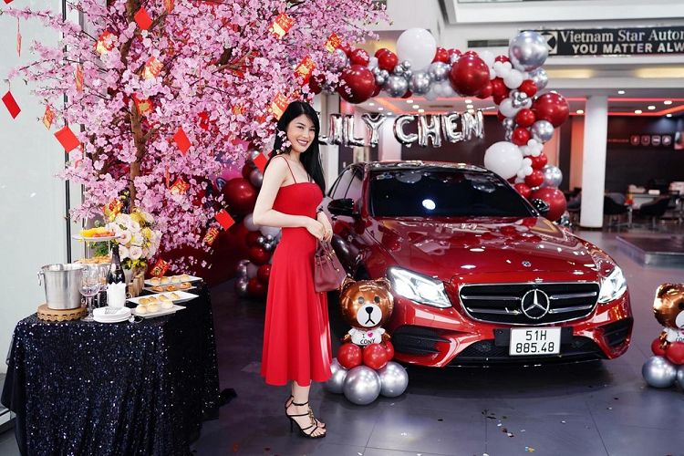 “Ngoc nu bolero” Lily Chen 18 thang tau 4 xe Mercedes-Benz tien ty