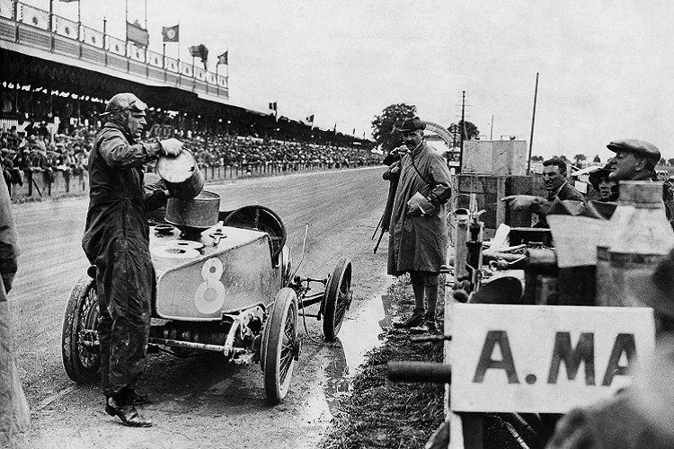 Sebastian Vettel cam lai “ong cu” Aston Martin Grand Prix 1922-Hinh-6