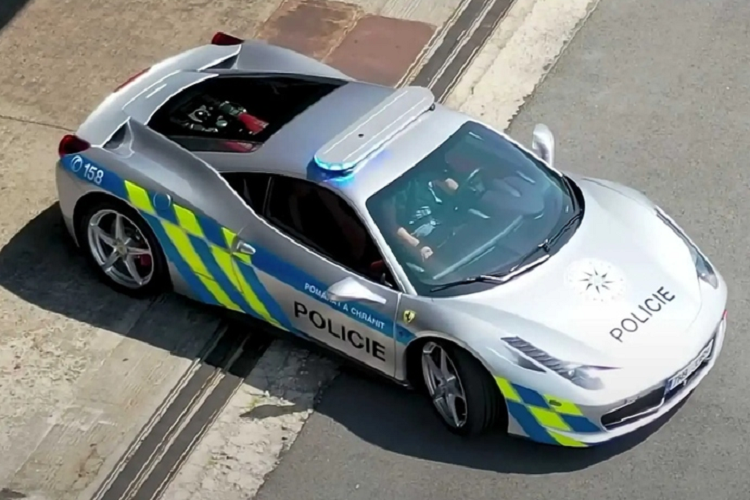 Ferrari 458 Italia cua toi pham vao “bien che” tuan tra canh sat Sec