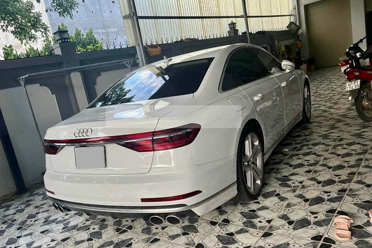 Audi S8 