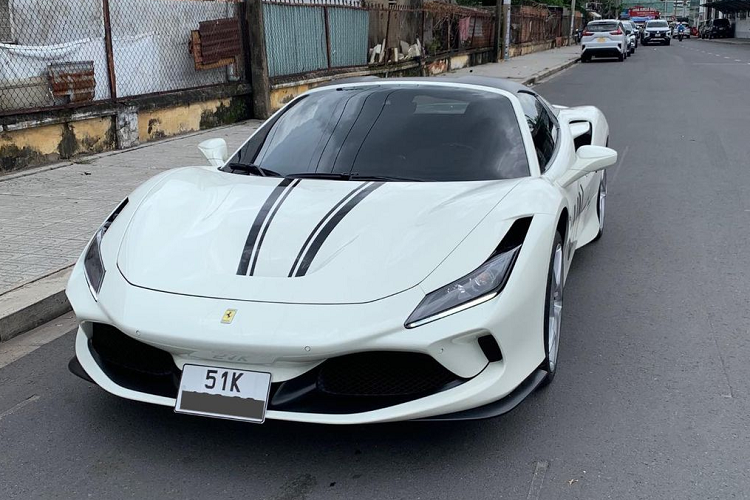 Ferrari F8 Spider hon 25 ty cua ong Dang Le Nguyen Vu ra bien so