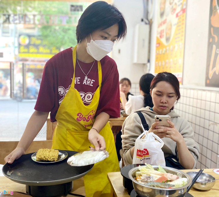 Nhieu quan an o TP.HCM phuc vu khach di mot minh