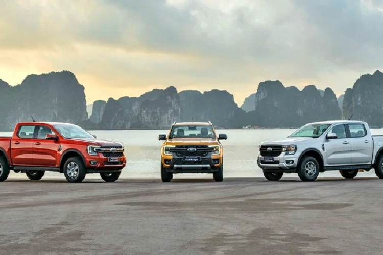 Ford Ranger XLS 4x4 AT 2023 hon 750 trieu tai Viet Nam co gi 