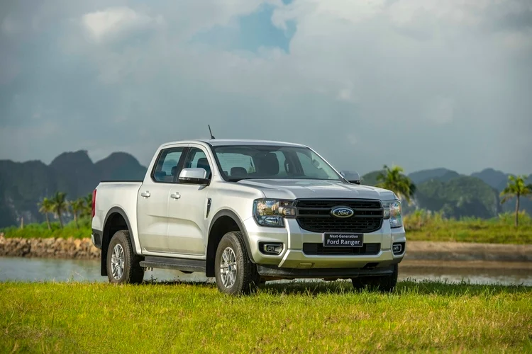 Ford Ranger XLS 4x4 AT 2023 hon 750 trieu tai Viet Nam co gi 