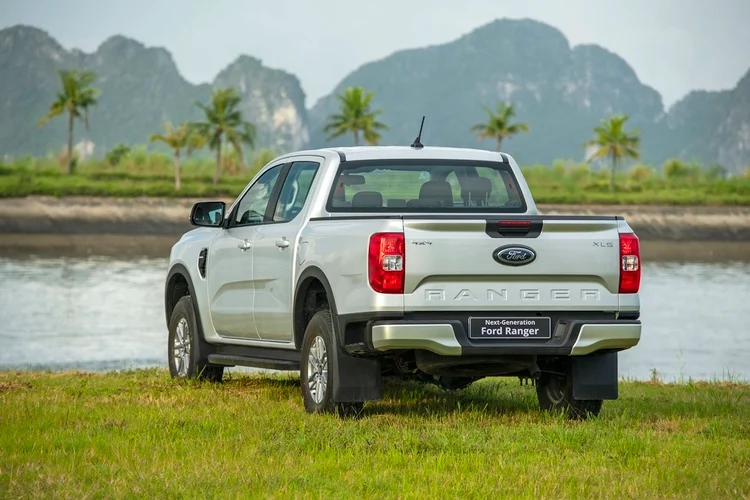 Ford Ranger XLS 4x4 AT 2023 hon 750 trieu tai Viet Nam co gi 