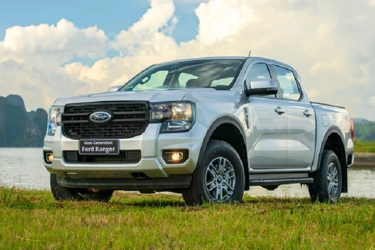 Ford Ranger XLS 4x4 AT 2023 hon 750 trieu tai Viet Nam co gi 