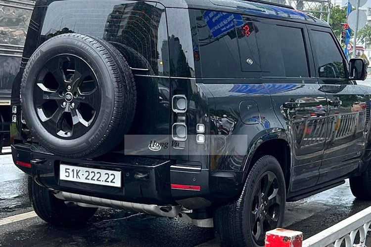 Land Rover Defender X Black Edition tien ty bien 