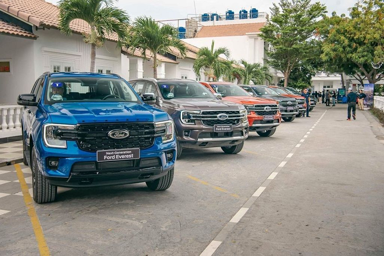 Ford Everest 2023 van dang 