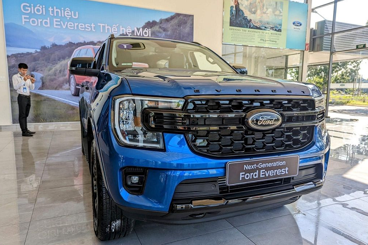 Ford Everest 2023 van dang 