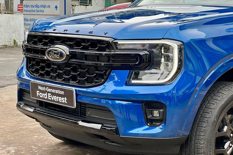 Ford Everest 2023 van dang 