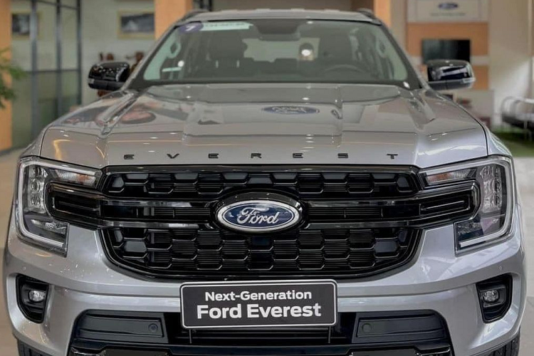 Ford Everest 2023 van dang 