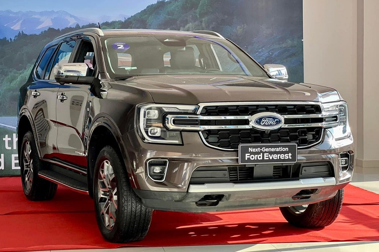 Ford Everest 2023 van dang 