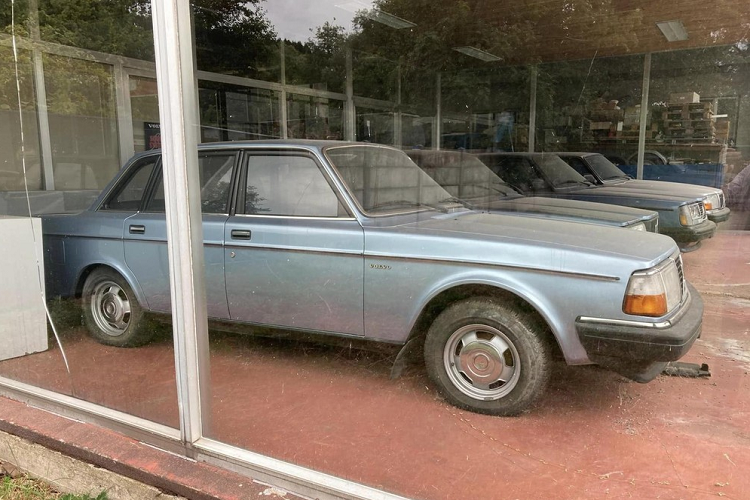 Ca dan xe Volvo 240 chua lan banh bi 