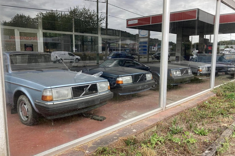 Ca dan xe Volvo 240 chua lan banh bi 