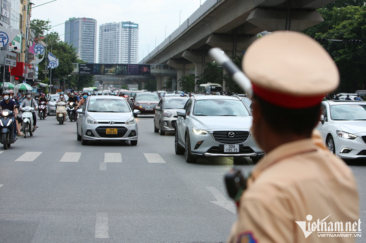 Duong Nguyen Trai sau mot thang tach lan oto, xe may-Hinh-3