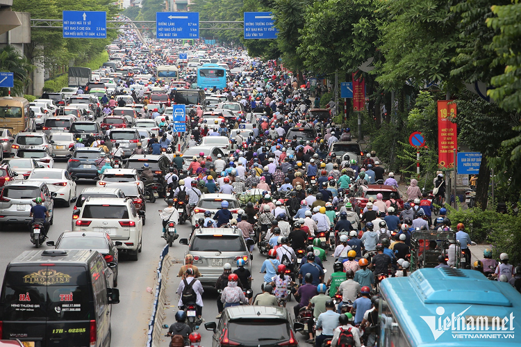 Duong Nguyen Trai sau mot thang tach lan oto, xe may-Hinh-6