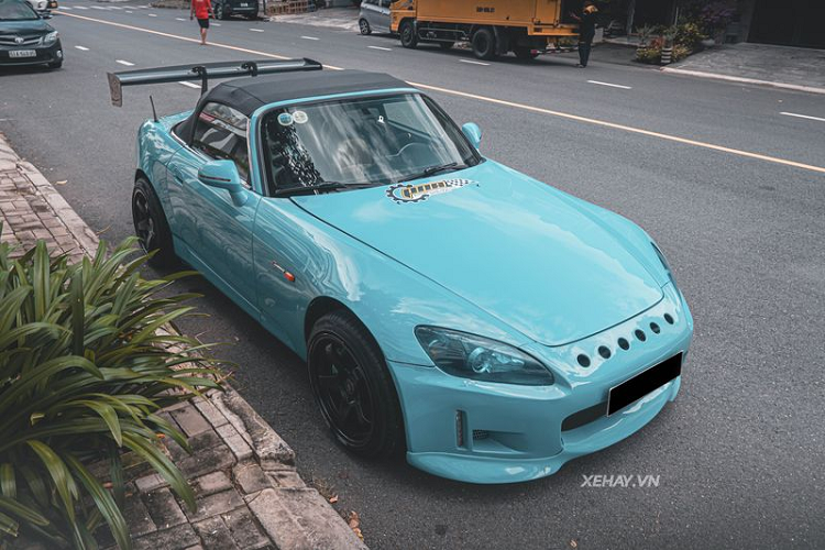 Honda S2000 huyen thoai hon 20 nam tuoi tha dang tren pho Sai Gon