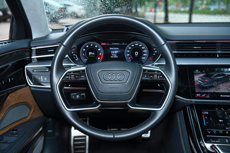 Can canh Audi S8 2021 