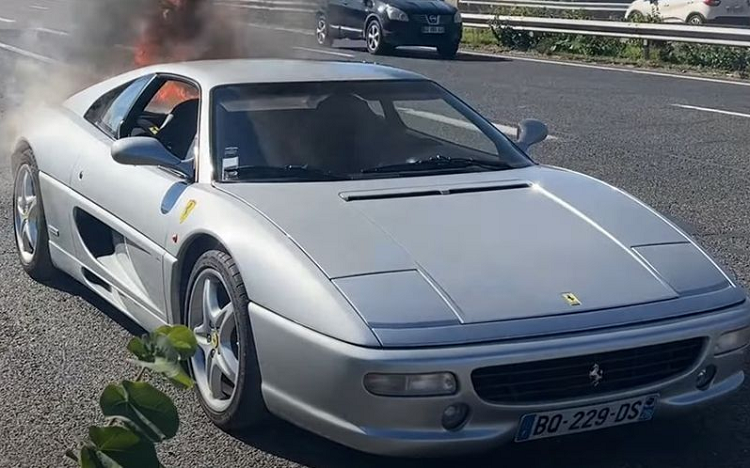 Ferrari F355 hang hiem dang lan banh bat ngo boc chay ngun ngut