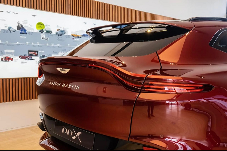 Aston Martin DBX hon 16 ty, mau son Liquid Crimson doc nhat Viet Nam-Hinh-4