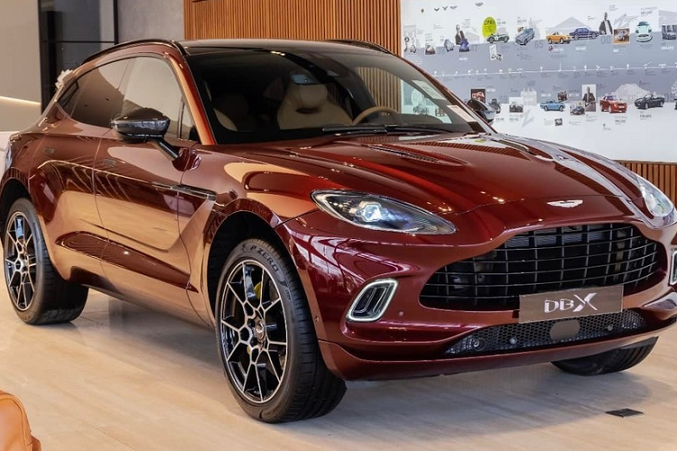 Aston Martin DBX hon 16 ty, mau son Liquid Crimson doc nhat Viet Nam