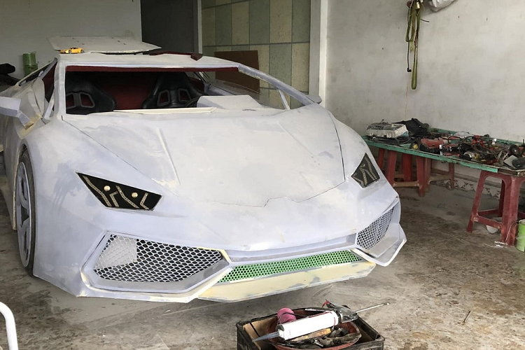 Thanh niên Việt cắt bìa giấy chế siêu xe Lamborghini Huracan