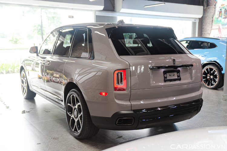 Can canh Rolls-Royce Cullinan Black Badge 