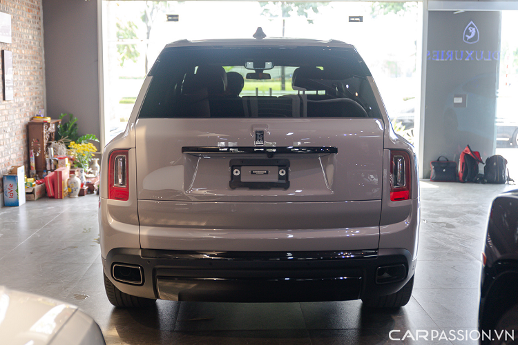 Can canh Rolls-Royce Cullinan Black Badge 