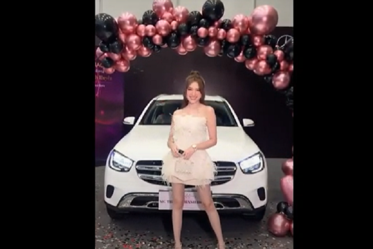 MC chan dai met mot tau Mercedes-Benz GLC 200 tien ty vi... “trai tan“-Hinh-4