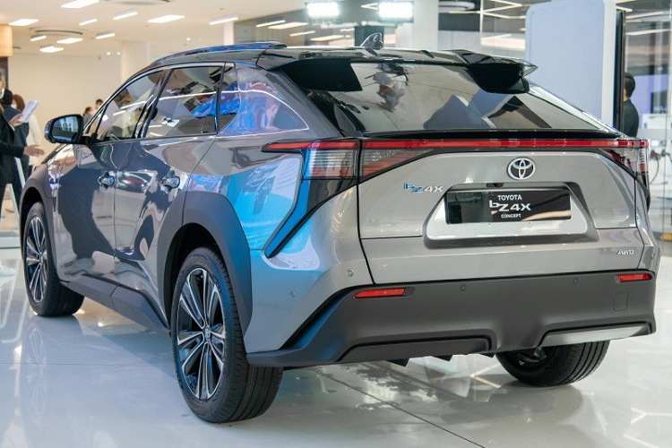 Toyota bZ4X da san xuat tro lai sau loi dang chay 