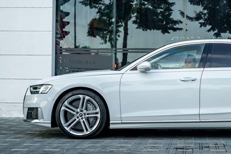 Can canh Audi S8 2021 