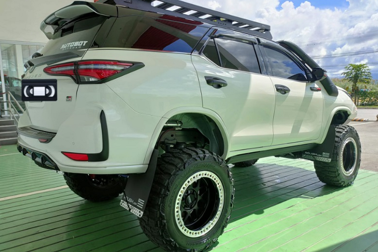 Toyota Fortuner GR-S 2022 - “quai vat off-road”, bat chap moi dia hinh-Hinh-8