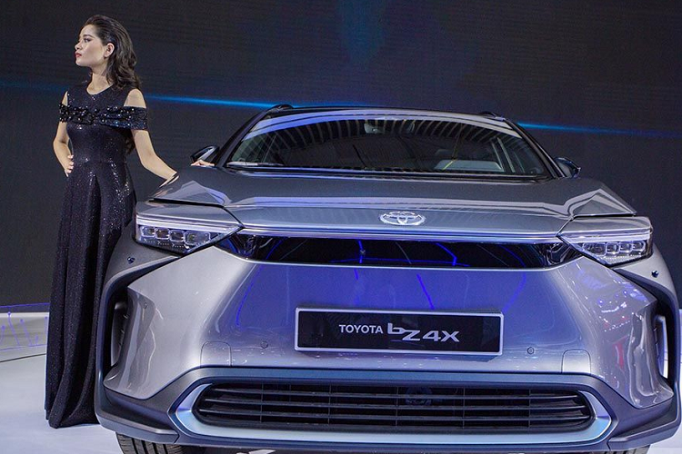 Can canh Toyota bZ4X chay hon 400km/lan sac tai trien lam VMS 2022-Hinh-2