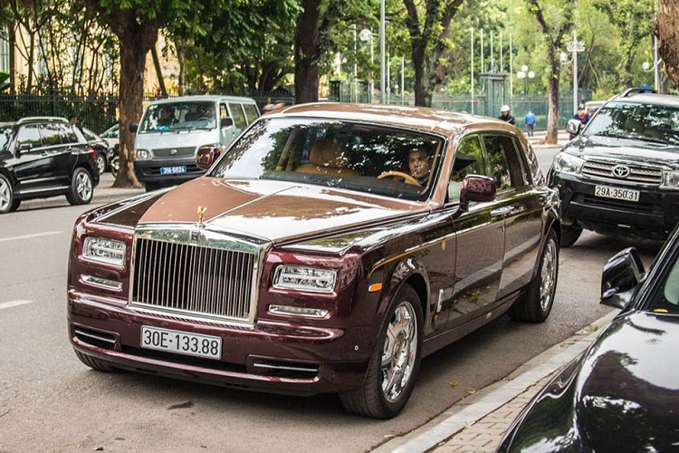 Muon dau gia Rolls-Royce Phantom Lua Thieng phai coc truoc 5,6 ty dong-Hinh-2