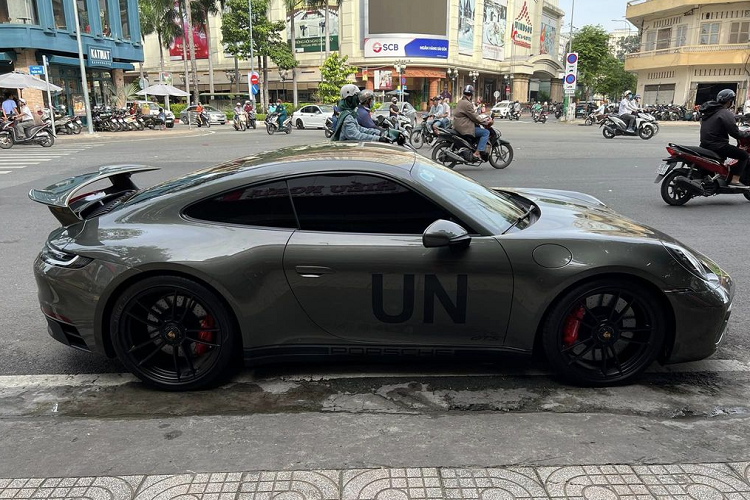 Porsche 911 GTS gan 9 ty cua Dang Le Nguyen Vu lan dau 