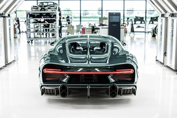 Can canh Bugatti Chiron thu 400 xuat xuong voi mau son dac biet-Hinh-7