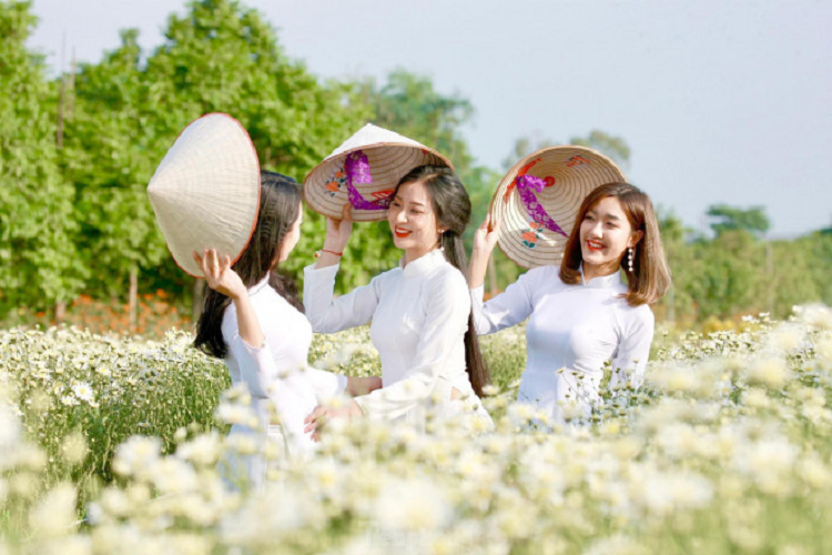 Xao xuyen ngam thieu nu dien ao dai tao dang ben loai hoa bao dong-Hinh-3