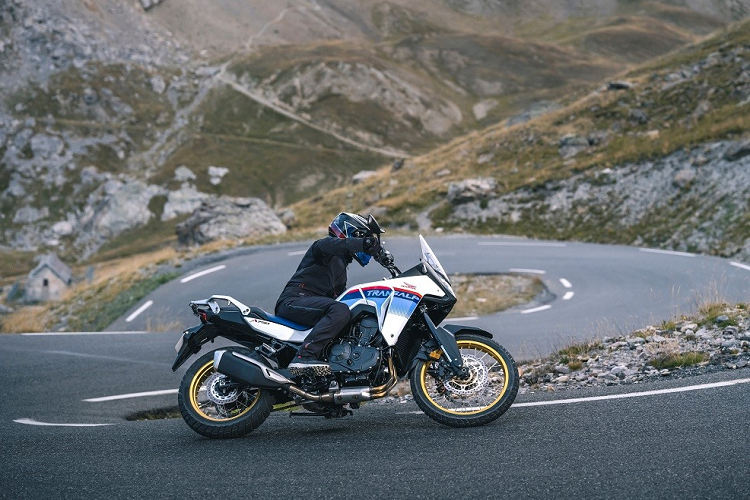 Honda XL750 Transalp 2023 - huyen thoai hai banh duoc hoi sinh