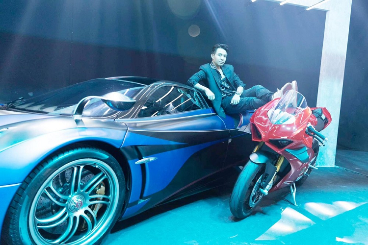 Minh Nhua khoe Ducati Superleggera V4 va Pagani Huayra hon 86 ty dong