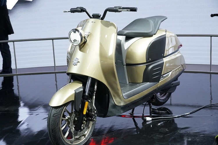 MV Agusta Ampelio - scooter dien co the doi pin 