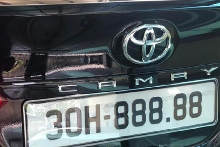 Diem mat Toyota Camry doi moi trung 