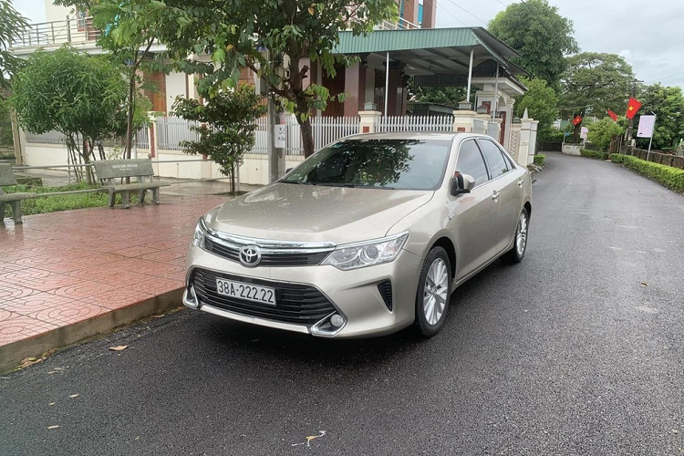 Diem mat Toyota Camry doi moi trung 