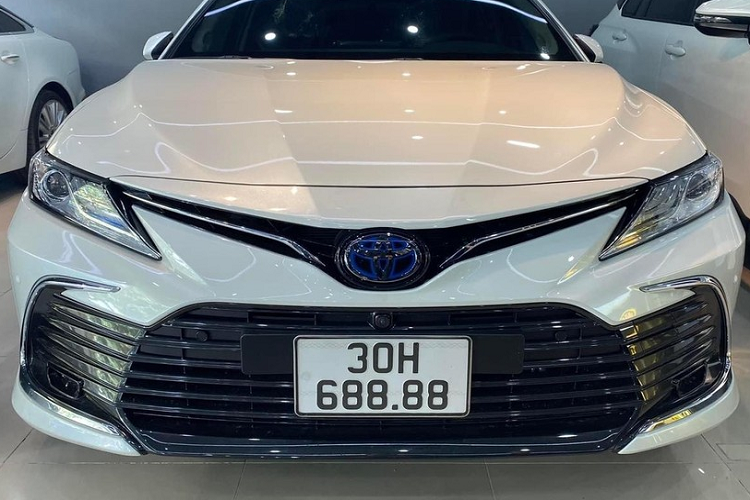 Diem mat Toyota Camry doi moi trung 