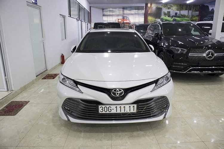 Diem mat Toyota Camry doi moi trung 