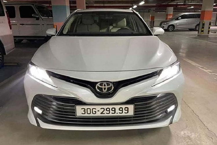 Diem mat Toyota Camry doi moi trung 